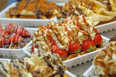 Belçika gofret. Dondurma, meyve ve sos ile lezzetli Belçika waffle Brüksel şekerleme deposu penceresinde güzel görünüyor.