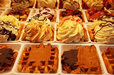 Belçika gofret. Dondurma, meyve ve sos ile lezzetli Belçika waffle Brüksel şekerleme deposu penceresinde güzel görünüyor.