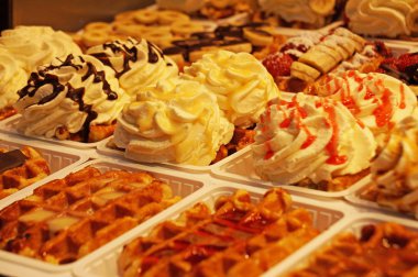 Belçika gofret. Dondurma, meyve ve sos ile lezzetli Belçika waffle Brüksel şekerleme deposu penceresinde güzel görünüyor.