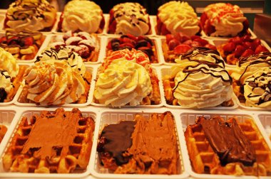 Belçika gofret. Dondurma, meyve ve sos ile lezzetli Belçika waffle Brüksel şekerleme deposu penceresinde güzel görünüyor.