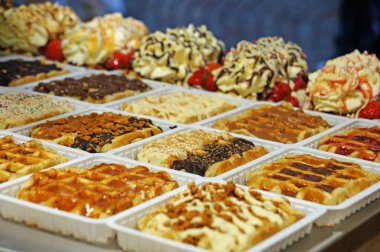 Belçika gofret. Dondurma, meyve ve sos ile lezzetli Belçika waffle Brüksel şekerleme deposu penceresinde güzel görünüyor.