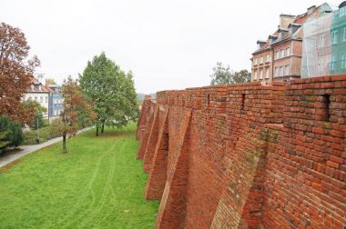 Merkezi Varşova. Kale duvarı ve Varşova uyku bölgesinin bir çim ve bir park alanı tarafından ayrılır.