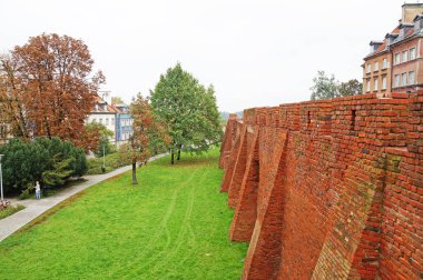 Merkezi Varşova. Kale duvarı ve Varşova uyku bölgesinin bir çim ve bir park alanı tarafından ayrılır.