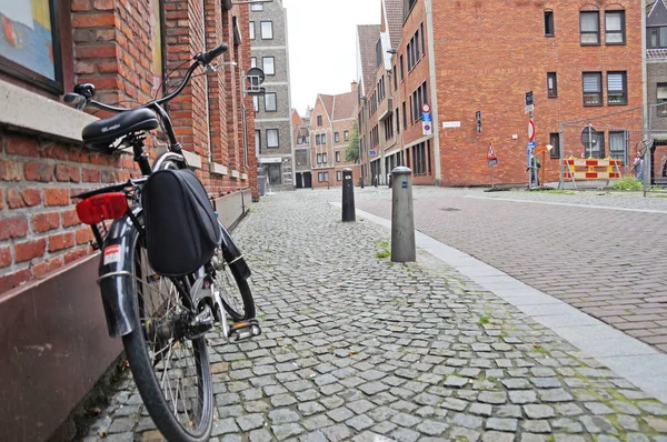 Rower Jest Opustoszałej Ulicy Miasta Antwerpia Rowery Antwerpii Belgia Kraj Obrazek Stockowy