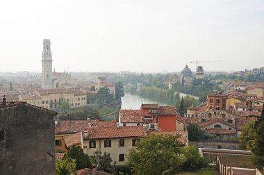 Verona. Verona görünümünü bir yükseklikten. İtalyan Verona Ekim günü. Görünüm çatılar, köprüler, Varona kiliseleri.                               