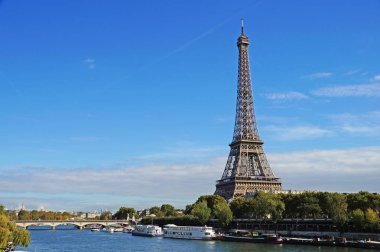 Eyfel Kulesi Tour Eiffel, Seine Nehri görülür. Eyfel Kulesi arka plan üzerinde yüzen tekne. Ekim ayında Paris.
