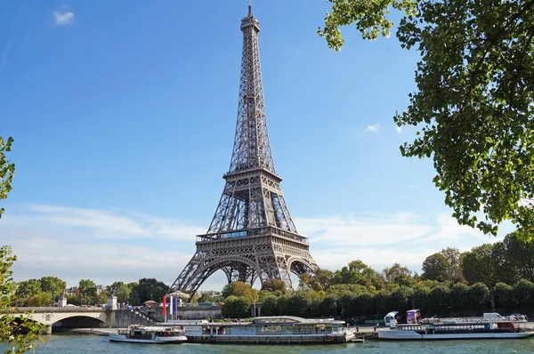 埃菲尔铁塔在塞纳河外是可见的 漂浮在埃菲尔铁塔背景上的小船 10月的巴黎 图库图片