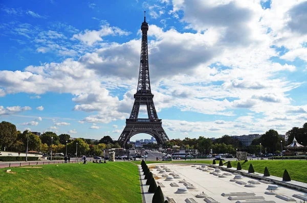 Torre Eiffel Está Rodeada Por Árvores Amareladas Num Dia Ensolarado Imagem De Stock