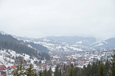Kış dağ köyü Ukrayna Karpatlar saran. Ukrayna Karpatlar karlı dağ vadisinde küçük evlerde. Kış aylarında Ukrayna Karpatlar.