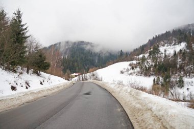  Karpatlar nehirde dağ. Küçük bir nehir kış aylarında Ukrayna orman kaplı dağlar arasında bir sel akar.                              