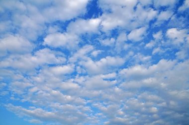 Kabarık beyaz bulutlar mavi gökyüzü gün güneşli yaz karşı.