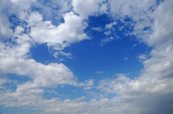 Flauschige Weiße Wolken Vor Blauem Himmel Einem Sonnigen Sommertag — Stockfoto