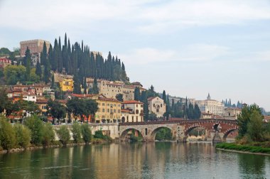 Verona şehri Nehri manzarası. Verona her iki kıyısında antik köprü ile bağlanır. Güneşli bir sonbahar Ortaçağ İtalyan şehri.