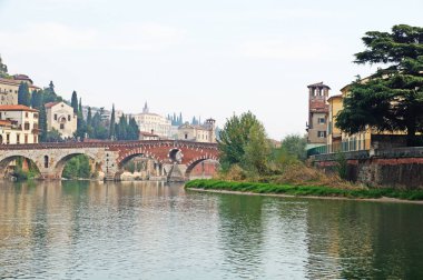 Verona şehri Nehri manzarası. Verona her iki kıyısında antik köprü ile bağlanır. Güneşli bir sonbahar Ortaçağ İtalyan şehri.