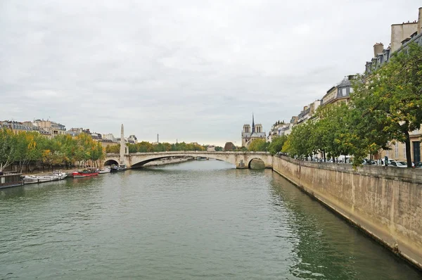 Seine Nehri ve Notre-Dame de Paris güzel manzaralarını. Sonbahar Paris. Seine setin sonbahar hava.