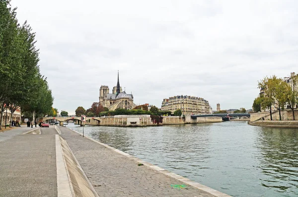 Seine Nehri ve Notre-Dame de Paris güzel manzaralarını. Sonbahar Paris. Seine setin sonbahar hava.