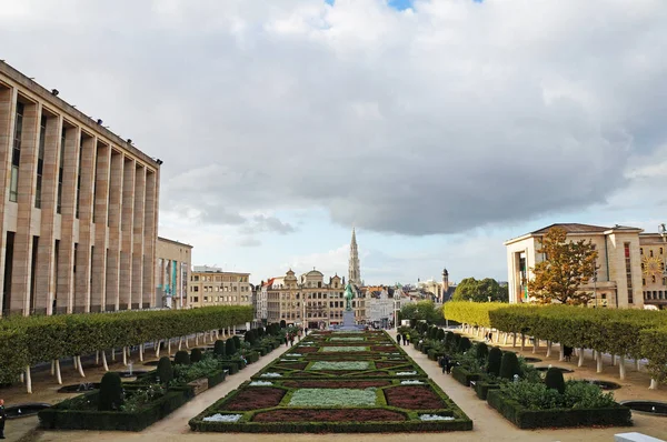  Brüksel. Dağ sanat Brüksel. Güzel manzaralarını bahçeleri ve Brüksel çeşmeler bir yükseklikten.                              