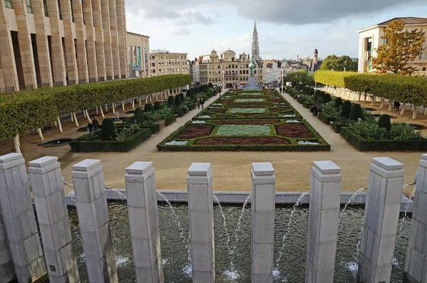  Brüksel. Dağ sanat Brüksel. Güzel manzaralarını bahçeleri ve Brüksel çeşmeler bir yükseklikten.                              