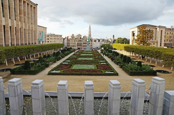  Brüksel. Dağ sanat Brüksel. Güzel manzaralarını bahçeleri ve Brüksel çeşmeler bir yükseklikten.                              