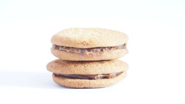 Yulaf ezmeli kurabiye ile yoğunlaştırılmış süt beyaz arka plan üzerinde izole