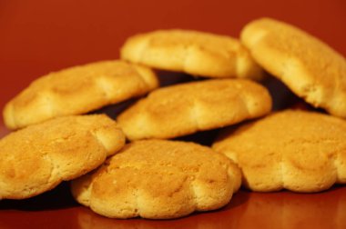 İzole kahverengi bir arka plan üzerinde Mısır kurabiye.