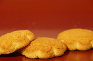 İzole kahverengi bir arka plan üzerinde Mısır kurabiye.