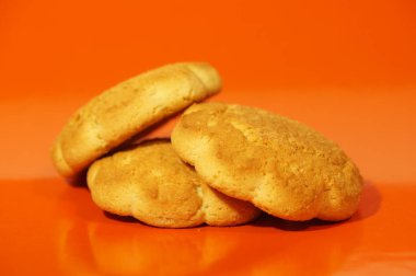 Kırmızı bir arka plan üzerinde izole Mısır kurabiye.