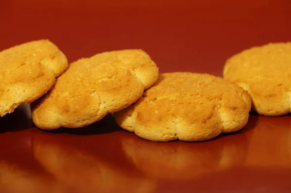 Pliki Cookie Kukurydziany Białym Tle Brązowym Tle — Zdjęcie stockowe