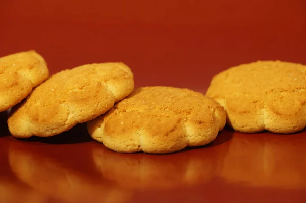 Pliki Cookie Kukurydziany Białym Tle Brązowym Tle — Zdjęcie stockowe