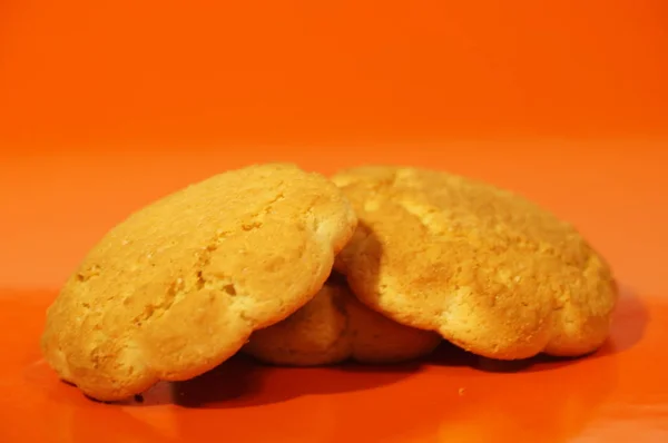 Biscotti Mais Isolati Fondo Marrone — Foto Stock