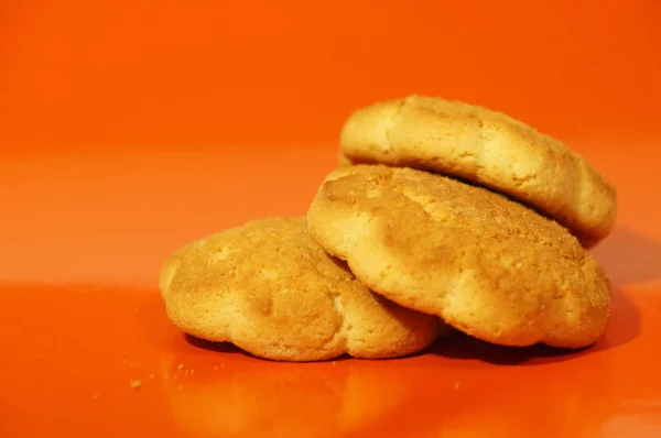 Maïs Cookies Geïsoleerd Een Rode Achtergrond — Stockfoto