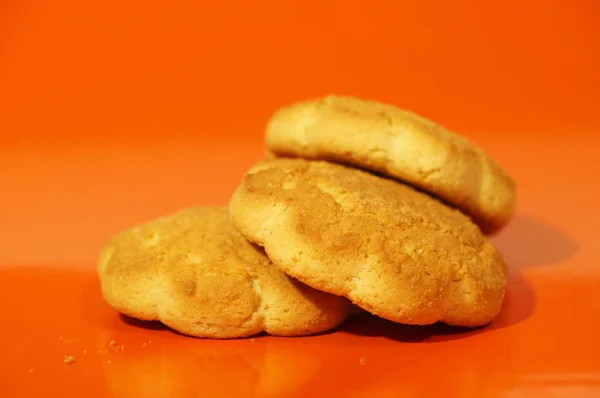 Biscotti Mais Isolati Sfondo Rosso — Foto Stock