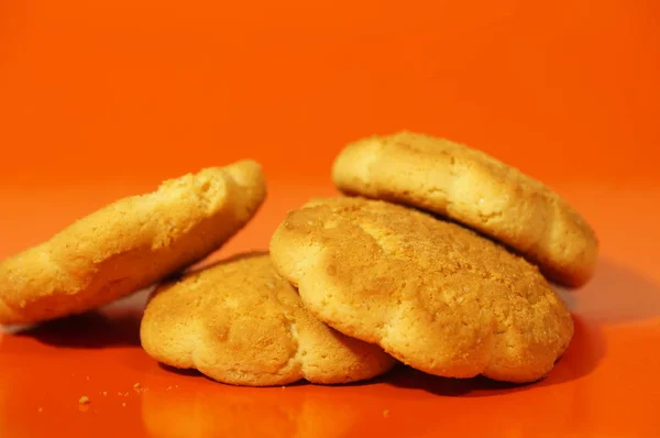 Biscoitos Milho Isolados Fundo Vermelho — Fotografia de Stock