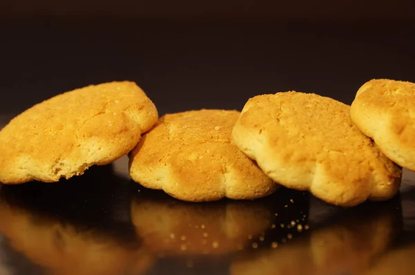 Biscotti Mais Isolati Uno Sfondo Nero — Foto Stock