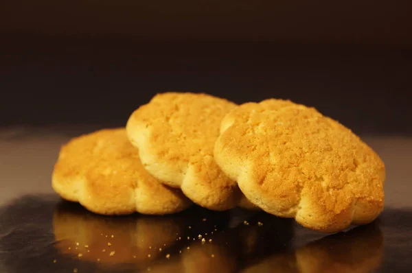 Biscotti Mais Isolati Uno Sfondo Nero — Foto Stock