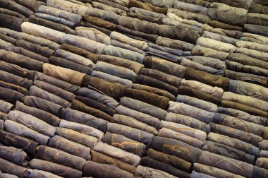 Duvar yanmış. Arka plan giysi. Denim arka plan. Duvar moda kot pantolon.