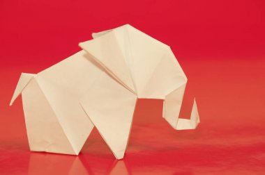 Beyaz origami fil. Renkli bir arka plan üzerinde beyaz kağıt fil. Japon sanatı.