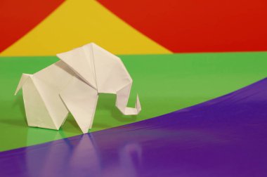 Beyaz origami fil. Renkli bir arka plan üzerinde beyaz kağıt fil. Japon sanatı.