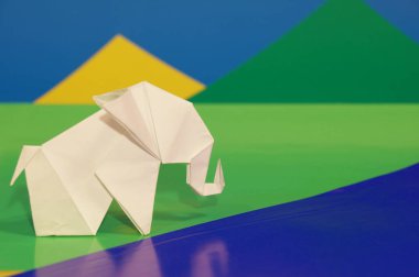 Beyaz origami fil. Renkli bir arka plan üzerinde beyaz kağıt fil. Japon sanatı.