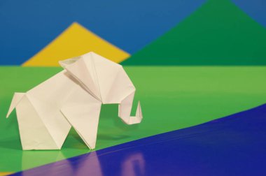 Beyaz origami fil. Renkli bir arka plan üzerinde beyaz kağıt fil. Japon sanatı.