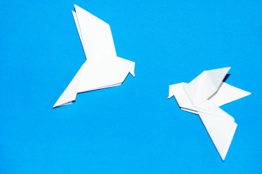 Origami güvercinler üzerinde mavi arka plan izole.