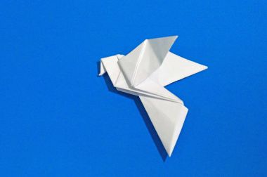 Origami güvercinler üzerinde mavi arka plan izole.
