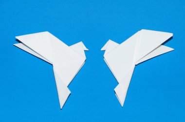 Origami güvercinler üzerinde mavi arka plan izole.