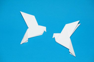 Origami güvercinler üzerinde mavi arka plan izole.