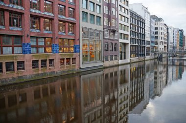 Hamburg Elbe Nehri üzerindeki kanallar. Eski şehir Hamburg güzel nehir kanallarında. Kış Hamburg.       