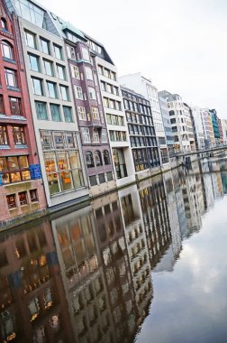 Hamburg Elbe Nehri üzerindeki kanallar. Eski şehir Hamburg güzel nehir kanallarında. Kış Hamburg.       