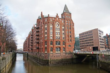 Speicherstadt. Hamburg liman depo. Hamburg sert bir Alman kentidir. Kuzey Almanya kentsel peyzaj. Şehir Kanallar köprü görünümü.                               