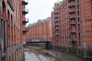 Speicherstadt. Hamburg liman depo. Hamburg sert bir Alman kentidir. Kuzey Almanya kentsel peyzaj. Şehir Kanallar köprü görünümü.                               