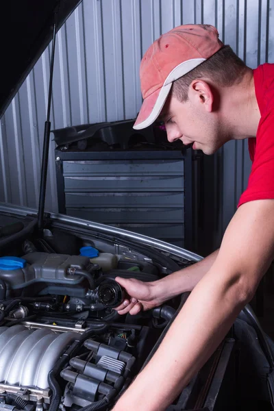 Mecánico en servicio de reparación de automóviles — Foto de Stock
