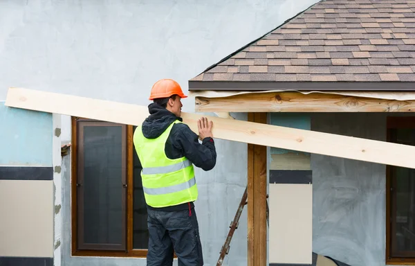 Roofer costruttore lavoratore — Foto Stock